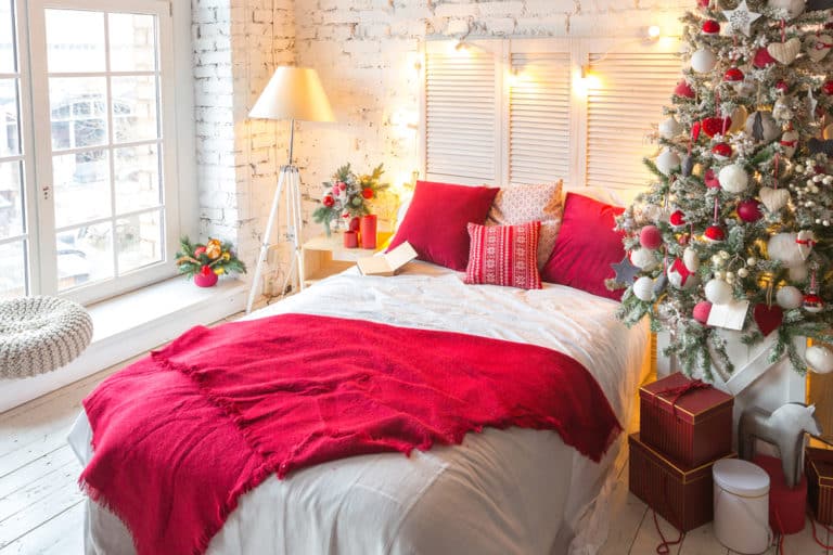 6 Ways to Decorate Your Bedroom for the Holidays