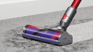 Dyson-Cyclone-V10-cleaning-hair